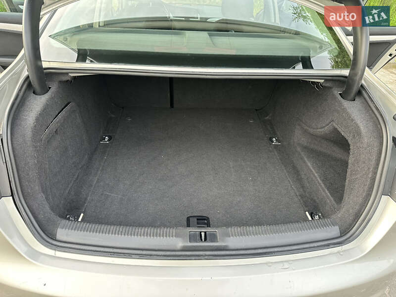 Седан Audi A4 2012 в Львові