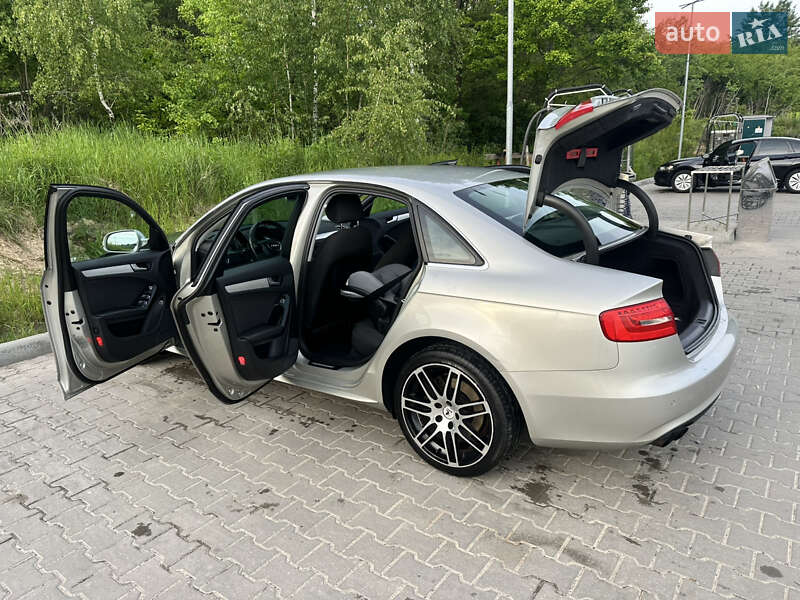 Седан Audi A4 2012 в Львове