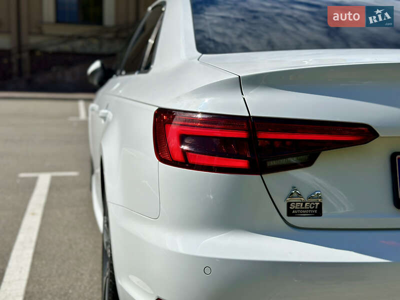 Седан Audi A4 2017 в Киеве