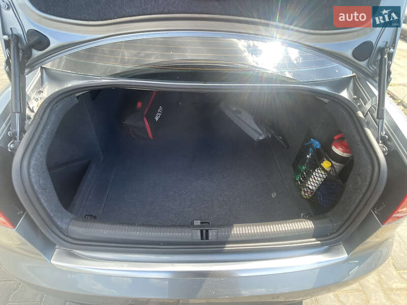 Седан Audi A4 2005 в Измаиле