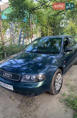Седан Audi A4 1996 в Саврани