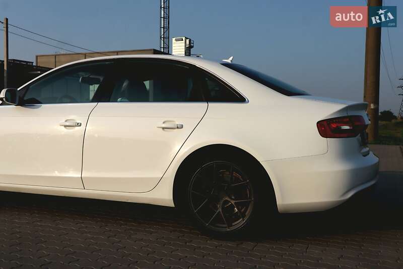 Седан Audi A4 2012 в Львове