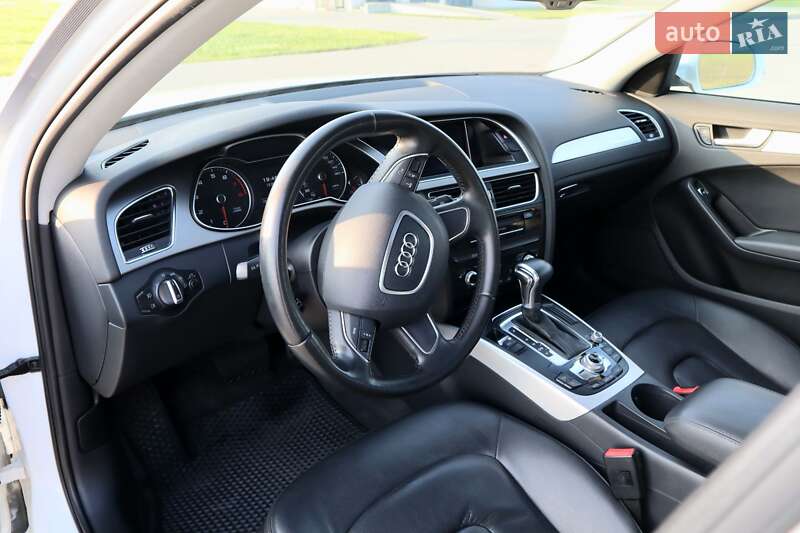 Седан Audi A4 2012 в Львове