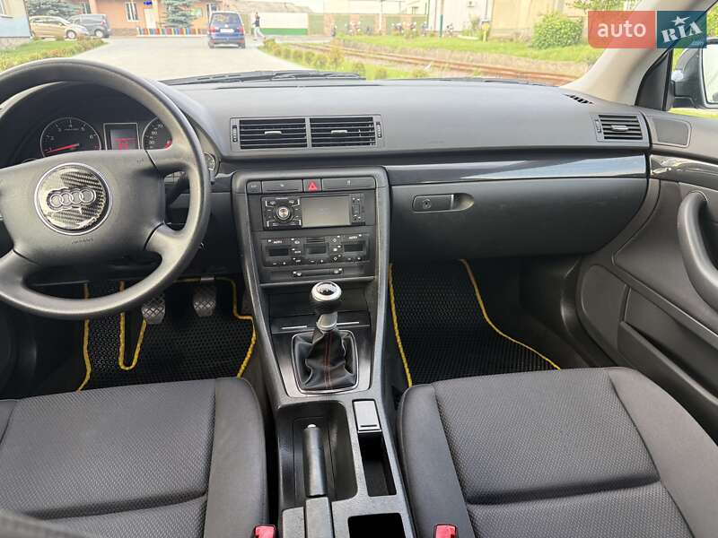 Седан Audi A4 2003 в Сарнах