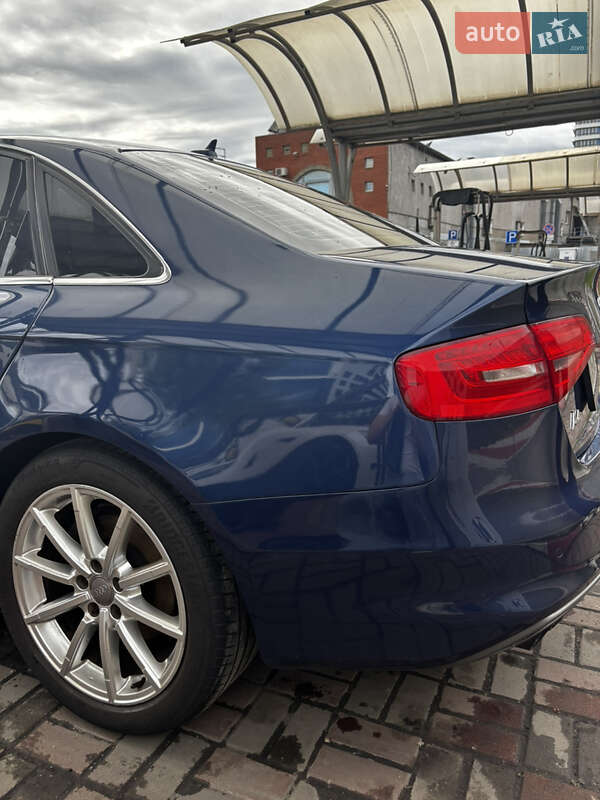 Седан Audi A4 2014 в Петропавловской Борщаговке