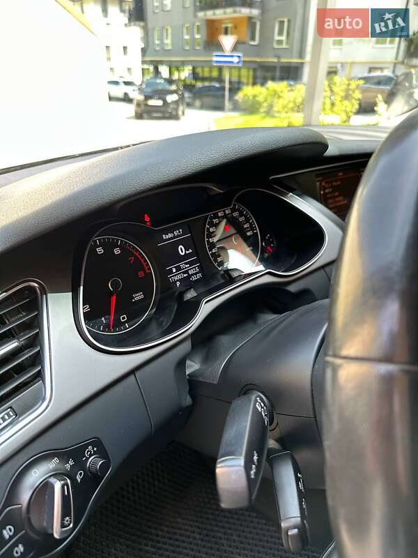 Седан Audi A4 2012 в Львове
