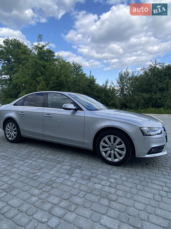 Седан Audi A4 2013 в Львові