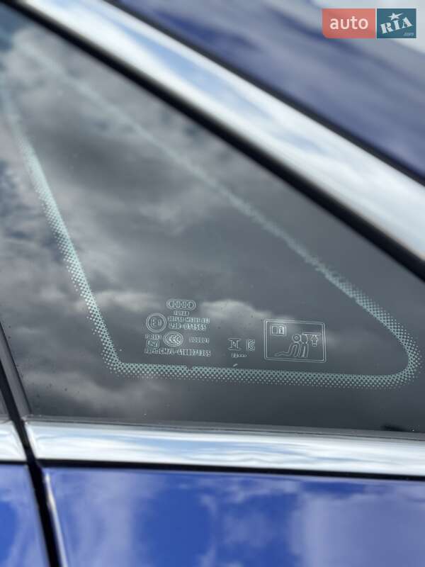 Седан Audi A4 2023 в Львове