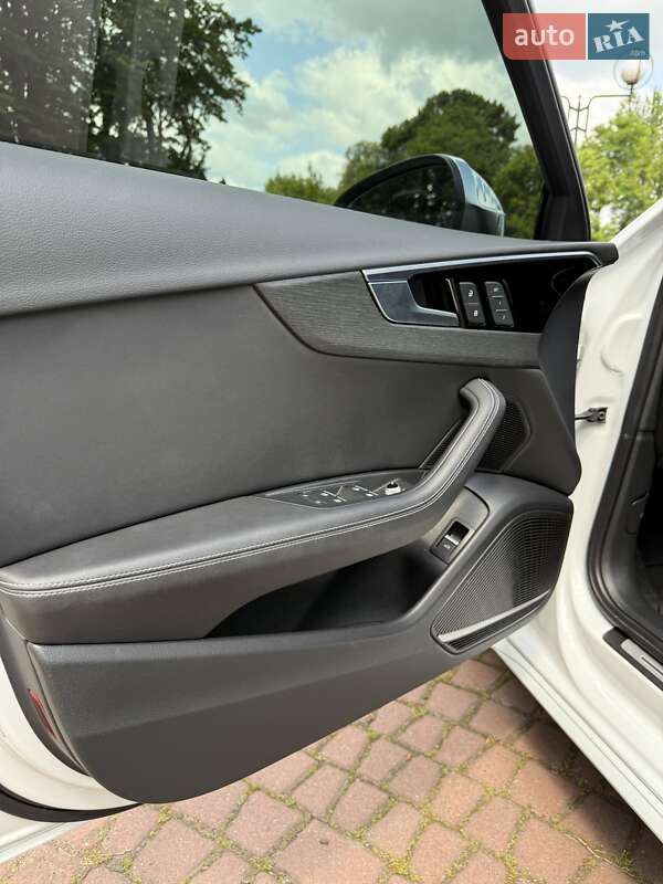 Седан Audi A4 2022 в Виннице