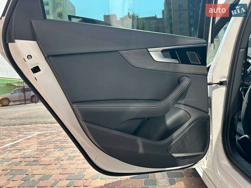 Седан Audi A4 2022 в Киеве