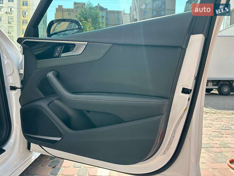 Седан Audi A4 2022 в Киеве