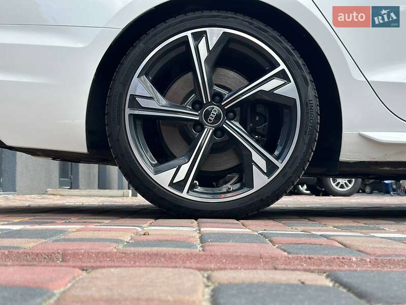 Седан Audi A4 2022 в Киеве