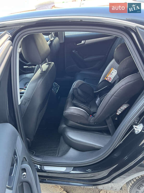 Седан Audi A4 2013 в Львове
