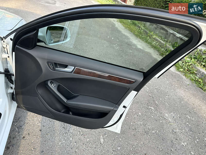Седан Audi A4 2012 в Львове