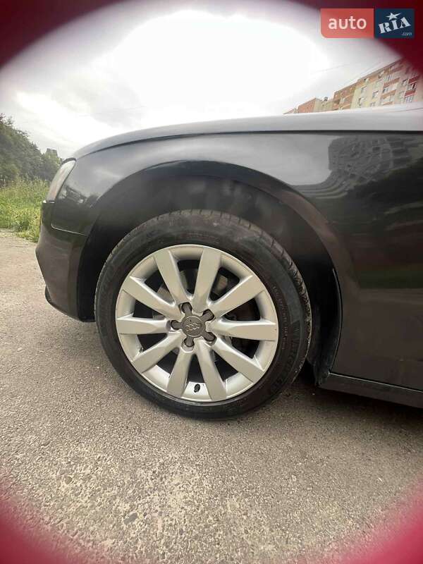Седан Audi A4 2012 в Львове