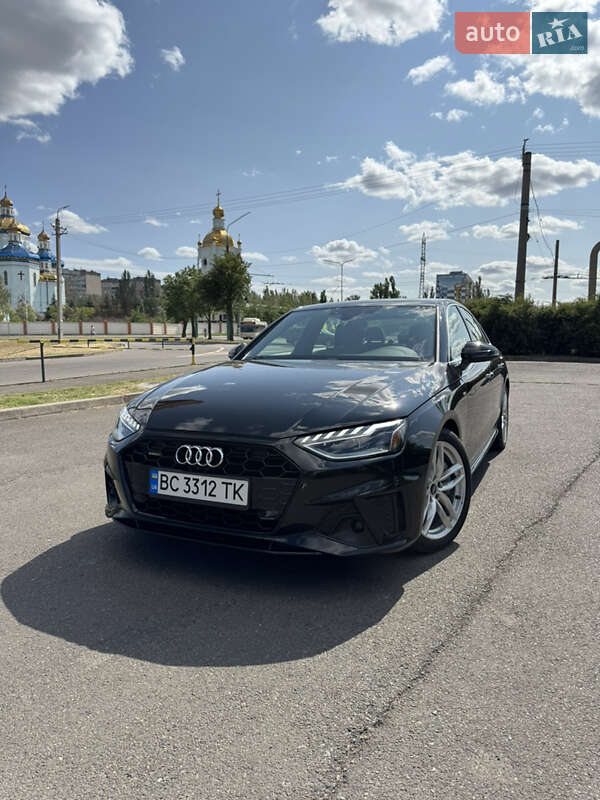 Седан Audi A4 2022 в 