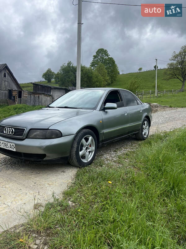Седан Audi A4 1998 в Черной Тисе