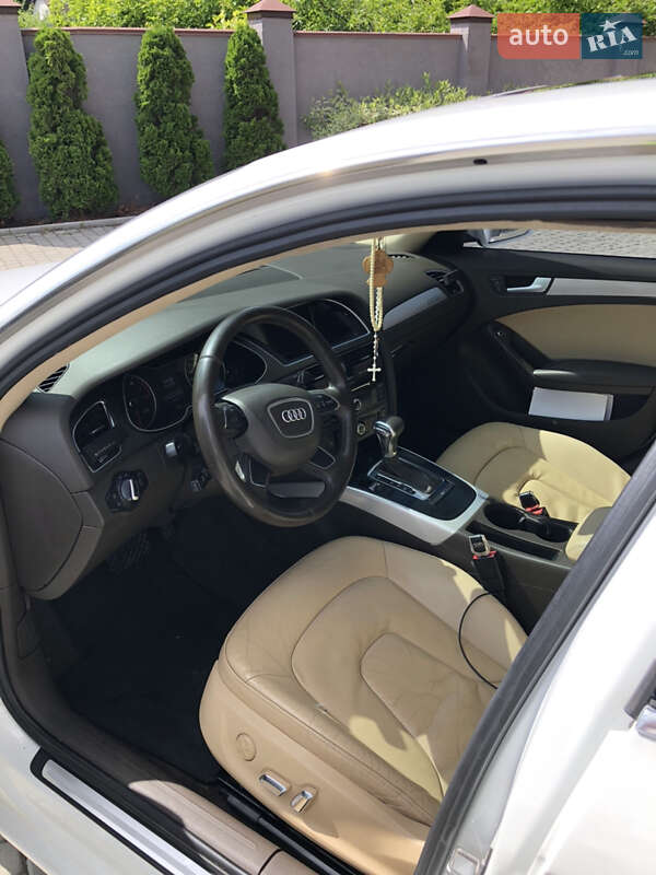 Седан Audi A4 2012 в Львове