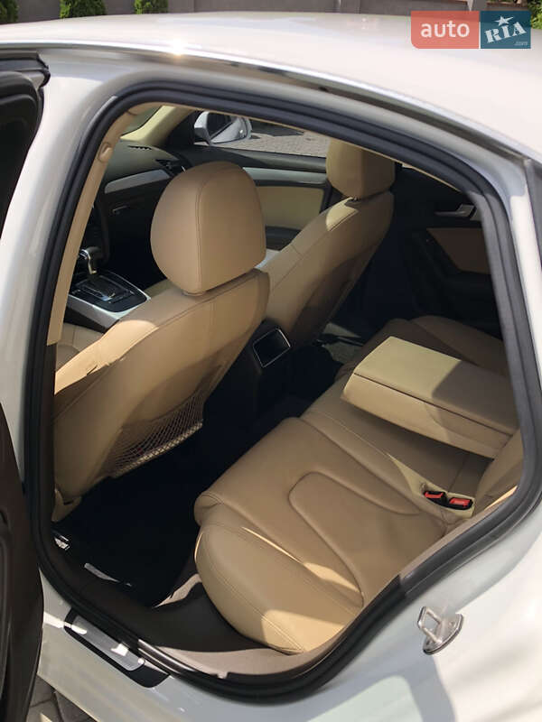 Седан Audi A4 2012 в Львове