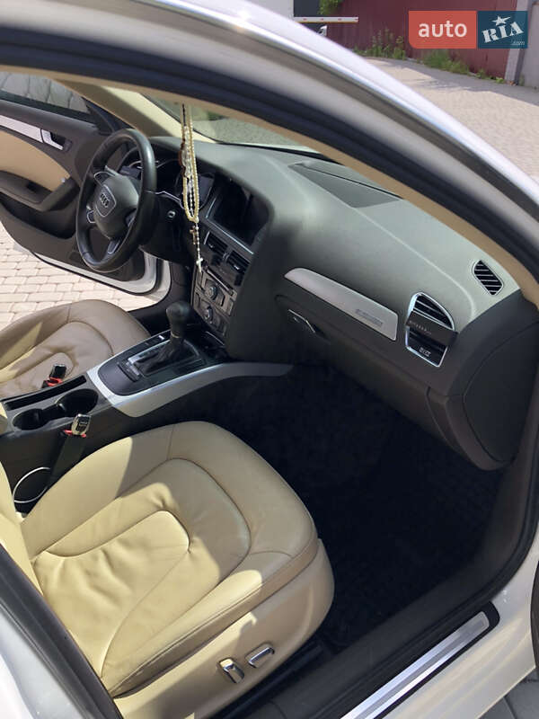 Седан Audi A4 2012 в Львове