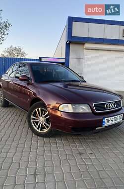Седан Audi A4 1995 в Роздільній
