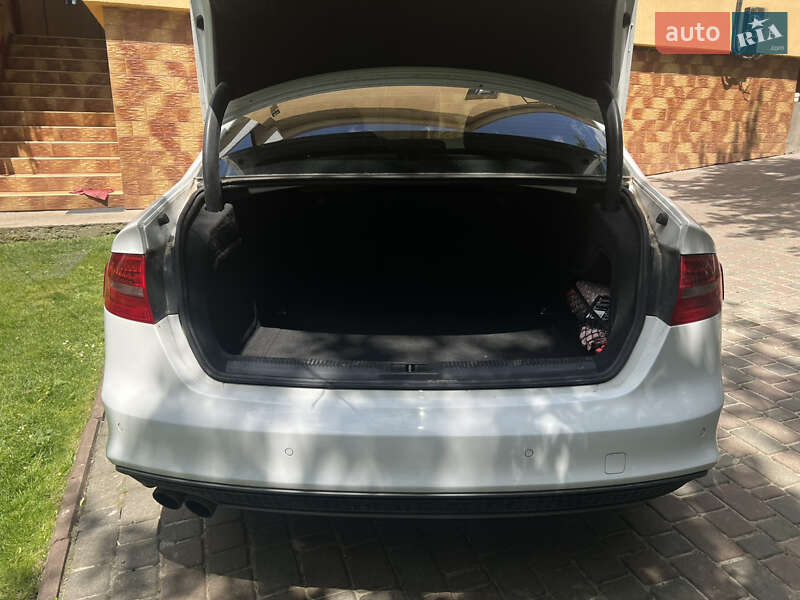 Седан Audi A4 2015 в Львове