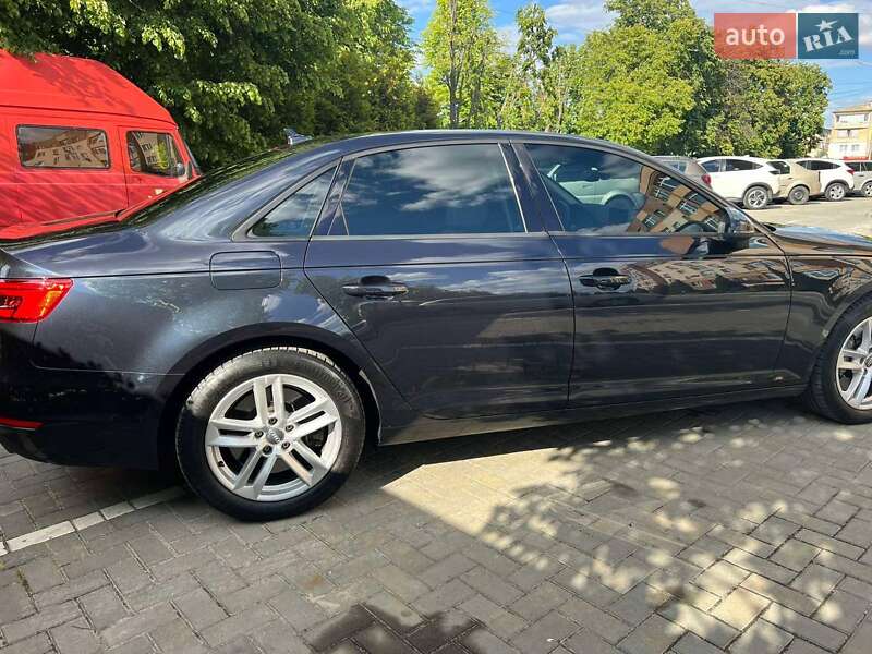 Седан Audi A4 2016 в Киеве