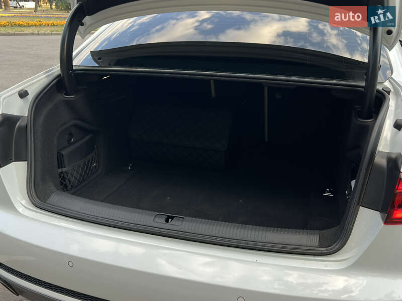 Седан Audi A4 2017 в Николаеве