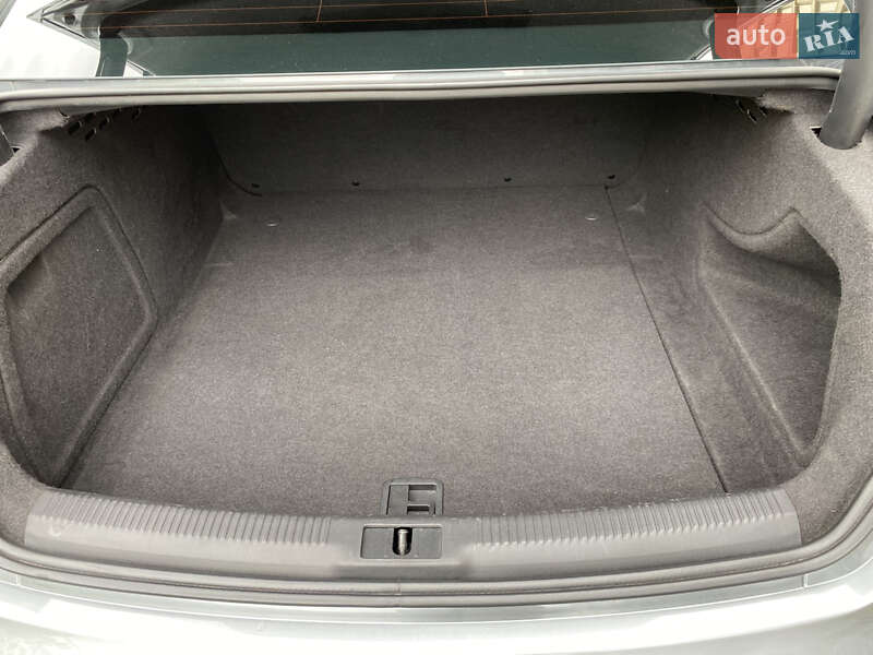 Седан Audi A4 2012 в Луцке