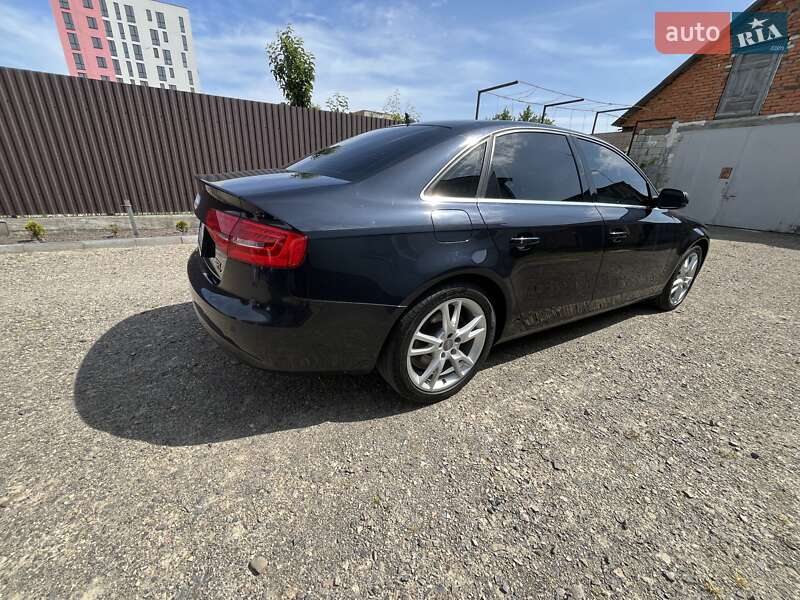 Седан Audi A4 2012 в Луцке