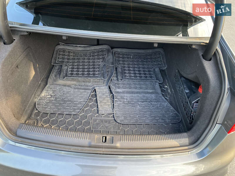 Седан Audi A4 2013 в Киеве