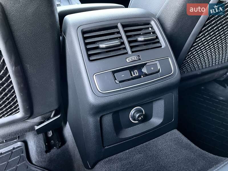 Седан Audi A4 2019 в Львове