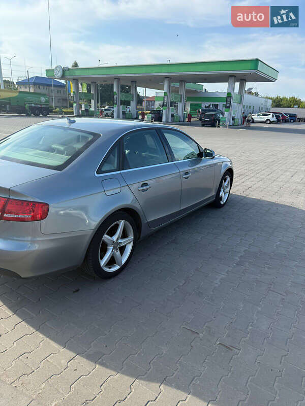 Седан Audi A4 2010 в Луцке