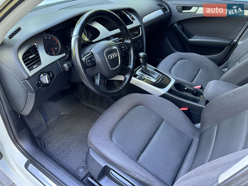 Седан Audi A4 2010 в Луцке