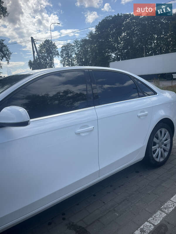 Седан Audi A4 2011 в Стрию