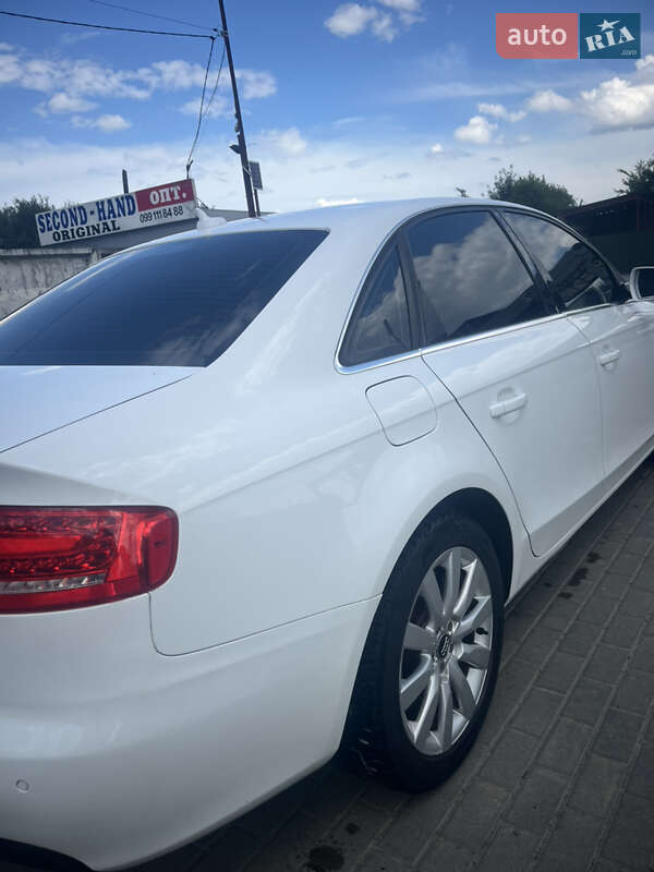 Седан Audi A4 2011 в Стрию