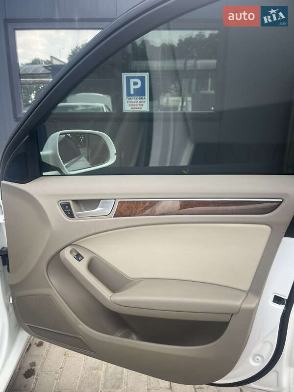 Седан Audi A4 2011 в Стрию