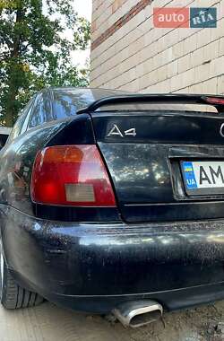 Седан Audi A4 1995 в 