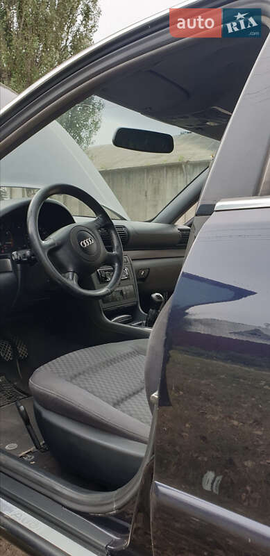Седан Audi A4 1999 в Умані
