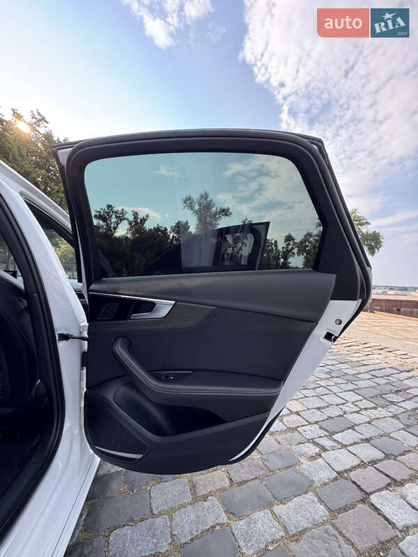 Седан Audi A4 2022 в Киеве