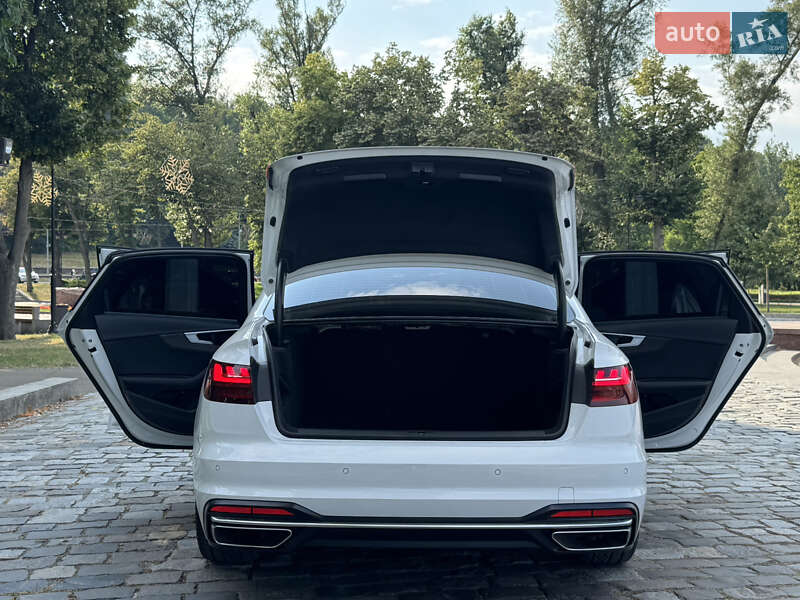 Седан Audi A4 2022 в Киеве