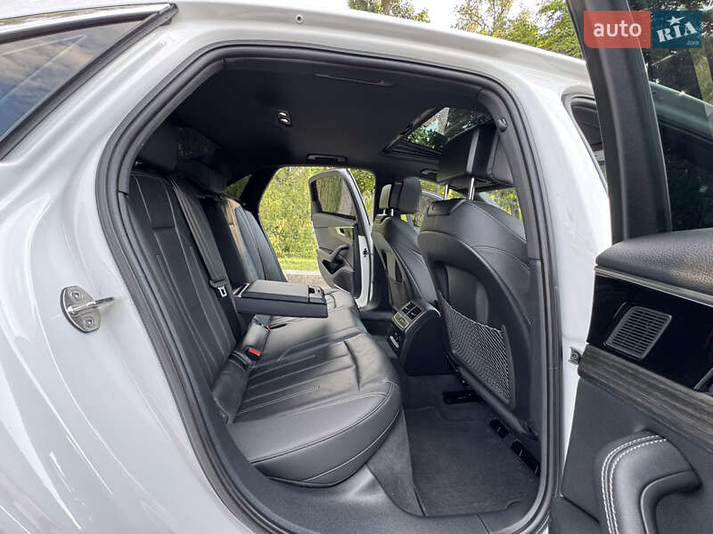 Седан Audi A4 2022 в Киеве