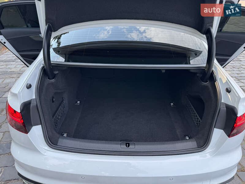 Седан Audi A4 2022 в Киеве