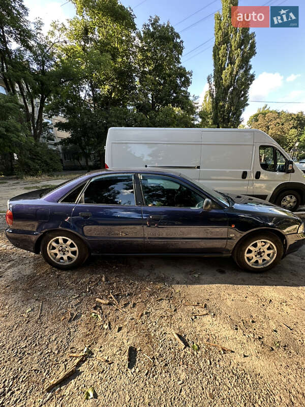 Седан Audi A4 1995 в Києві