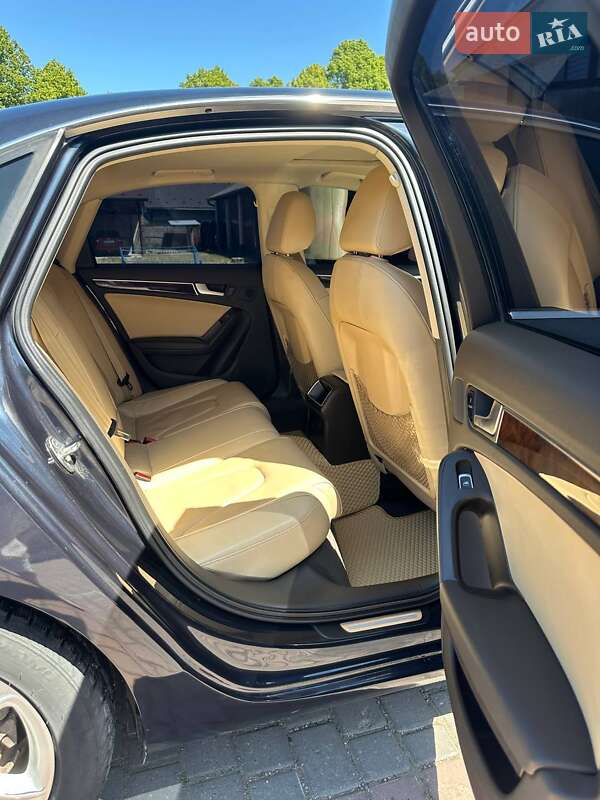 Седан Audi A4 2012 в Львове
