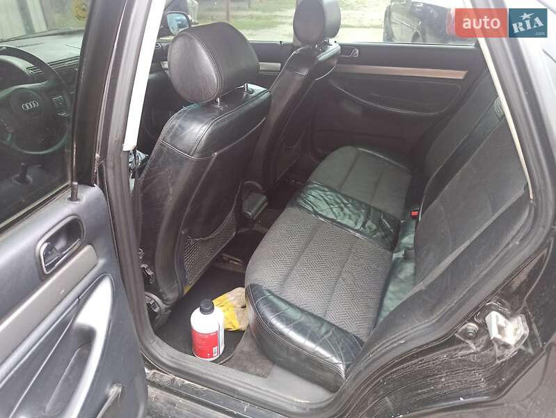 Седан Audi A4 1995 в Каневі