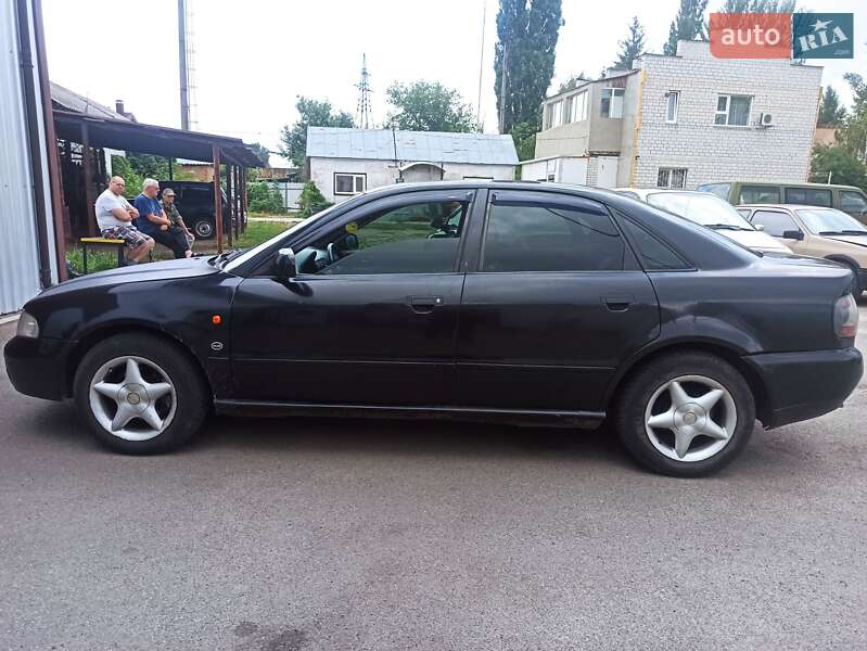 Седан Audi A4 1995 в Каневі