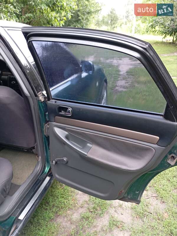 Седан Audi A4 2001 в Краснограді