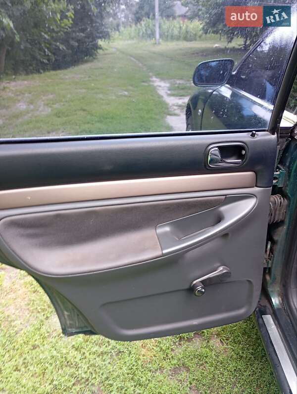 Седан Audi A4 2001 в Краснограді