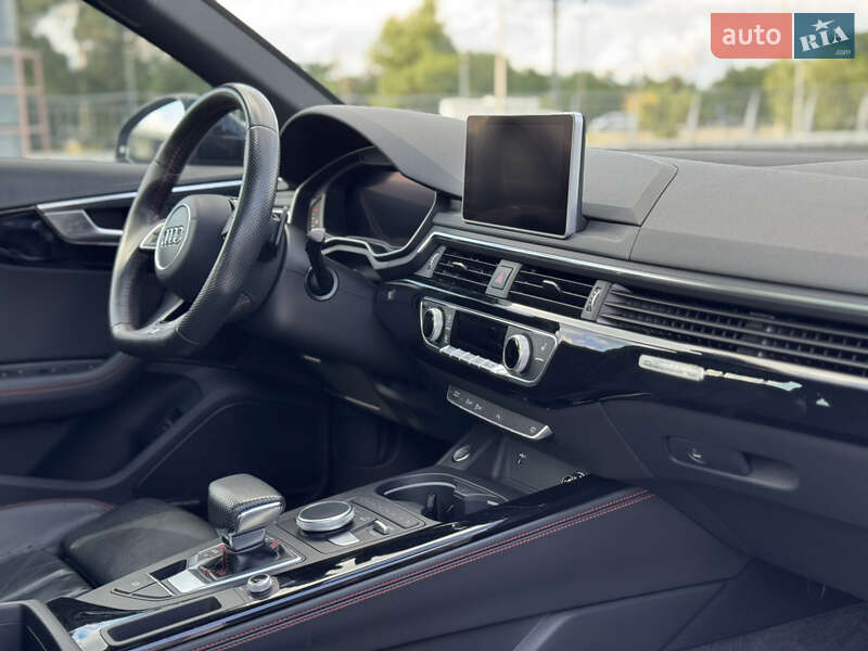 Седан Audi A4 2018 в Киеве